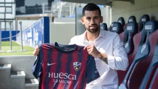 Sebas Martínez posa con la camiseta de la SD Huesca en el banquillo de El Alcoraz.