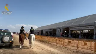 Agentes a caballo en el Monegros Desert Festival.