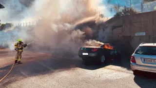 Bomberos extinguen el fuego del vehículo que ha ardido en Arguis.