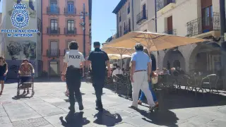 Integrantes de la Policía Nacional española y francesa patrullan juntos en las calles de Jaca.