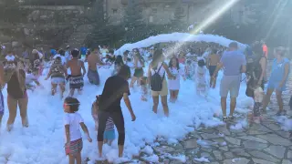 Baño de espuma celebrado durante las fiestas del año pasado en Escarrilla.