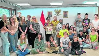 Los jóvenes finlandeses y jacetanos, durante la visita a la embajada de Indonesia en Helsinki.