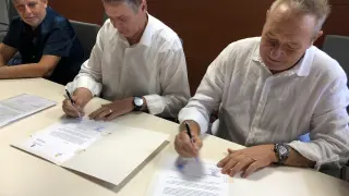 El alcalde de Fraga, Ignacio Gramún, y el presidente comarcal, José Javier Ferrer, firmaron el acuerdo.