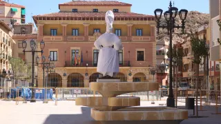 La estatua vuelve a ocupar su lugar en la plaza.