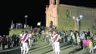 Actuación de los danzantes en la pasada edición de las fiestas de la localidad de Almudévar.