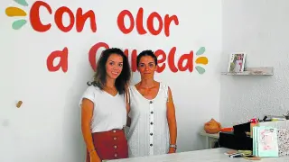 Las hermanas Eva y Patricia García trasladan su tienda ‘Con Olor a Canela’ de Alcubierre a Sariñena y también venden online.