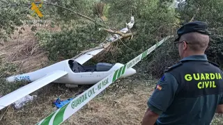 Restos del avión accidentado en Santa Cilia este sábado.