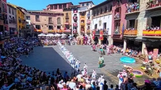 El público abarrotó la plaza Mayor de Graus durante los dances, en especial de las espadas.