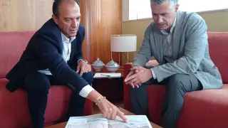 El alcalde de Jaca, Carlos Serrano, se reúne con el consejero de Sanidad, José Luis Bancalero