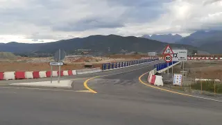 El nuevo puente de Cartirana a Larrés, abierto al tráfico de vehículos desde este martes.