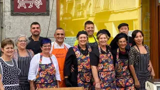 Trabajadores y colaboradores de la Carnicería Bernad, en Barbastro.