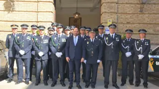 La Policía Local de Barbastro con el alcalde, Fernando Torres, en medio.