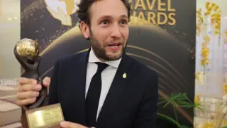 Isaac Claver celebra el premio al mejor Destino de Turismo de Aventura en Europa