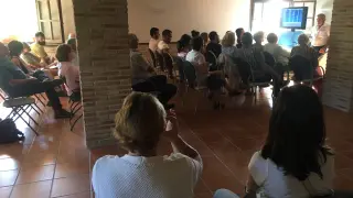 El productor de plantas aromáticas, Santiago Visús, en la charla que ha impartido este sábado en la ermita de El Viñedo, en Loporzano.