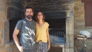 Álvaro Abadía y Beatriz Grao, una pareja de sanitarios turolenses con origen en Araguás y vecinos del valle de Benasque, que apuestan por la vida en el medio rural.