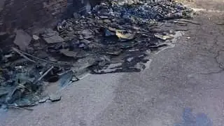 Restos de los contenedores de basura quemados en Binéfar en la noche del jueves a viernes.