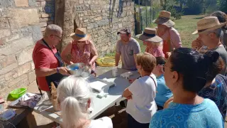 Vecinos de El Pueyo de Araguás y participantes llegados de otros lugares elaboraron pan y prepararon recetas tradicionales.