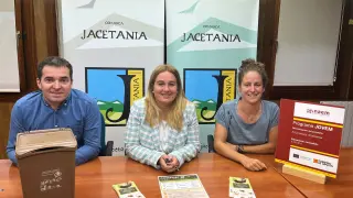 Olvido Moratinos, Fernando Rey y Lucía Buendía, ayer en la presentación de la campaña en la Comarca de la Jacetania.