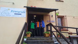 Inmigrantes en las puertas del albergue Pirenarium.