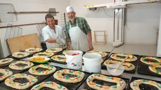 Los panaderos de Plan, padre e hijo, ambos de nombre Javier Pueyo, en el obrador.