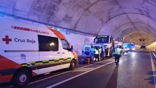 Simulacro de accidente ayer, en el interior del túnel de Campo.