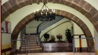 Arcos rebajados y escalera en la entrada del Casino sariñena