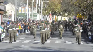 Desfile de las tropas del Regimiento Galicia 64 por la avenida de Francia.