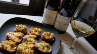 Las mejores delicias con Pirineos Chardonnay y Pirineos Gewürztraminer.