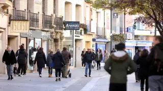 Calle del Coso, zona comercial de la capital altoaragonesa