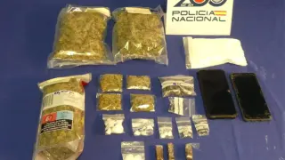 La Policía Nacional detiene a un varón que transportaba gran cantidad de sustancias estupefacientes.