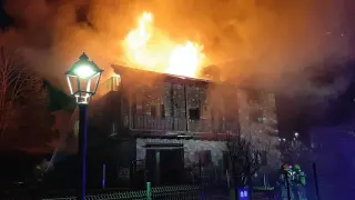 El fuego quema una vivienda en Sahún la noche de este viernes