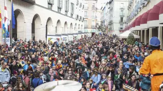 Fiesta de Nochevieja infantil en los Porches de Galicia de Huesca.