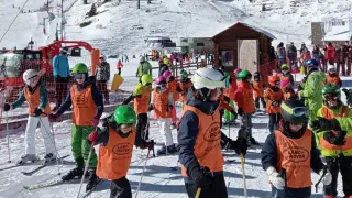 Participantes en los cursos de esquí de la Comarca de Ribagorza, en la estación de Aramón Cerler.