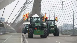 Centenares de tractores circulan este martes por las cales de Zaragoza.