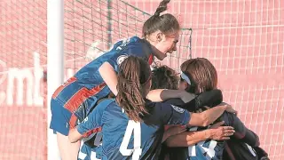 Imagen 85938943 Las azulgranas celebran uno de los tres tantos que marcaron ayer en San Jorge.