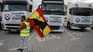 Camiones de la Plataforma Nacional en Defensa del Sector del Transporte estacionados en el aparcamiento del Metropolitano.