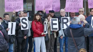 Asociaciones memorialistas protestando a las puertas del Parlamento autonómico por la derogación de la Ley de Memoria Democrática de Aragón.