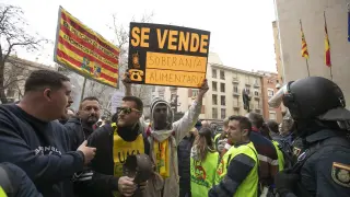 Agricultores protestan este jueves en Zaragoza ante la consejería de Agricultura.