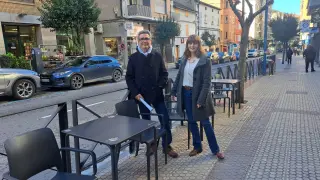 Javier Sadornil e Isabel Mañero, ayer en uno de los veladores de la calle Serrablo de Sabiñánigo.