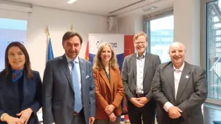 Anía (primero por la derecha), junto a otros miembros de la CPRM, este jueves en Bruselas.