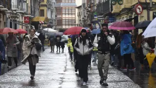 Turistas paseando por el centro de Jaca.
