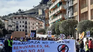 Medio millar de personas se manifiestan contra el macro proyecto fotovoltaico previsto en Ribagorza.