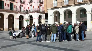 Turistas en la plaza López Allué este martes.
