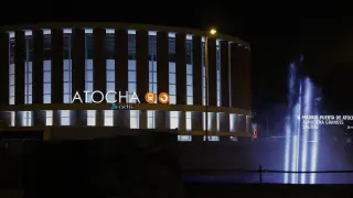 La Comunidad de Madrid ilumina  el cielo de Atocha con un haz de luz azul en homenaje a las víctimas de los atentados del 11 de marzo