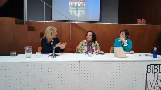 Encarna Samitier, Inés Plana y Myrian Galaz, ayer en laBiblioteca Iván Vargas de Madrid.