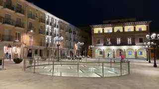 La plaza de España de Fraga, donde se localiza el Ayuntamiento, luce así de flamante tras su reurbanización y la recuperación del pozo de hielo.