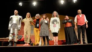 Concha Tovar (en el centro), con los seis actores, en una función en el Palacio de Congresos de Jaca.