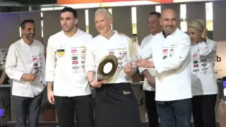 El chef Toño Rodríguez, en el centro, con el galardón como Mejor Cocinero del Año.