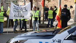 Agricultores protestan en Binéfar ante el ministro Hereu y Jorge Azcón
