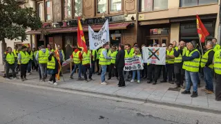 Decenas de agricultores de Binéfar y poblaciones cercanas protestan ante la presencia del ministro de Industria, el presidente de Aragón y la secretaría de Estado de Agricultura, entre otras autoridades
